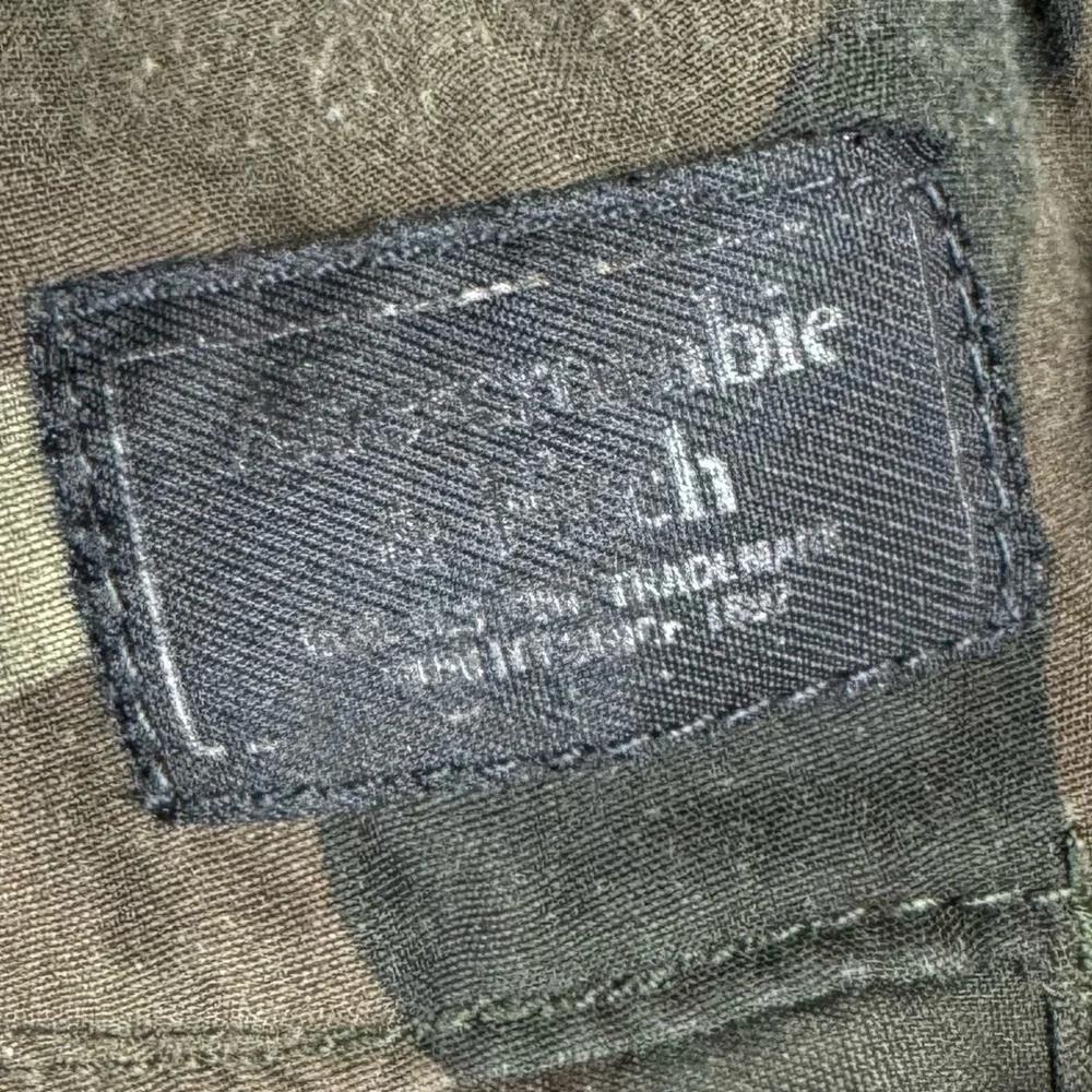 A&F Abercrombie & Fitch Camo Elastic Waist Shorts with Zippered Pockets Size S